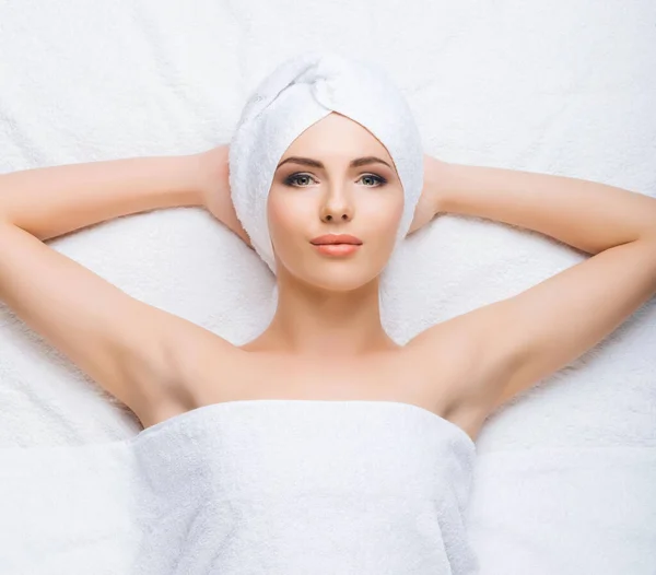 Mladá a zdravá žena dostává masážní ošetření obličeje, kůže a krku v lázeňském salonu. Zdravotní, wellness a omlazovací koncept. — Stock fotografie