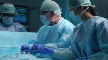Profesyonel tıp cerrahlarından oluşan bir ekip modern bir hastanede cerrahi operasyon gerçekleştiriyor. Doktorlar hastayı kurtarmaya çalışıyor. Tıp, sağlık, kardiyoloji ve organ nakli kavramı.