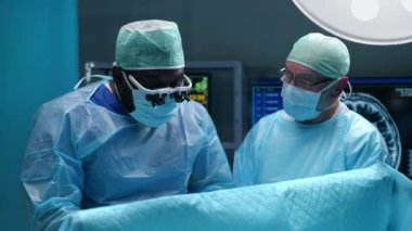 Profesyonel tıp cerrahlarından oluşan bir ekip modern bir hastanede cerrahi operasyon gerçekleştiriyor. Doktorlar hastayı kurtarmaya çalışıyor. Tıp, sağlık, kardiyoloji ve organ nakli kavramı.