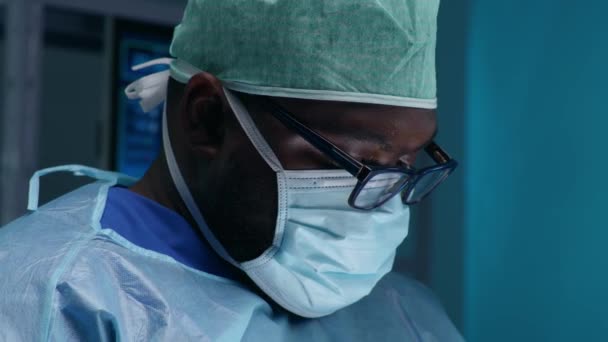 Il team di medici chirurghi professionisti esegue l'operazione chirurgica in un moderno ospedale. I medici stanno lavorando per salvare il paziente. Medicina, salute, cardiologia e trapianto. — Video Stock