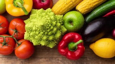 Sağlıklı yiyecekler: taze sebzeler, meyveler ve süper yiyecekler. Beslenme, diyet, vejetaryen yemekleri. Ahşap arkaplan