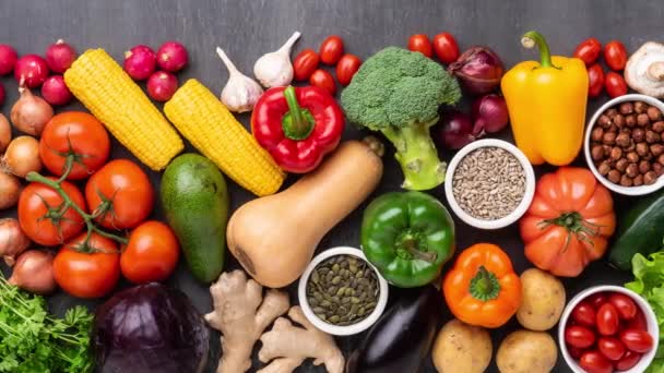 Zdrowe składniki odżywcze: świeże warzywa, owoce i superjedzenie. Odżywianie, dieta, wegańskie jedzenie. Konkretne tło — Wideo stockowe