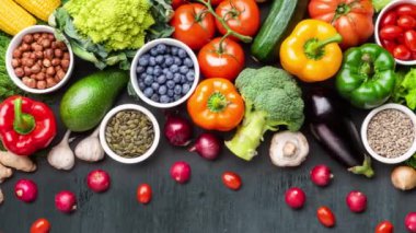 Sağlıklı yiyecekler: taze sebzeler, meyveler ve süper yiyecekler. Beslenme, diyet, vejetaryen yemekleri. Somut arkaplan