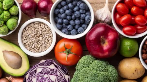 Здорове харчування: свіжі овочі, фрукти та суперпродукти. Харчування, дієта, веганська їжа . — стокове відео