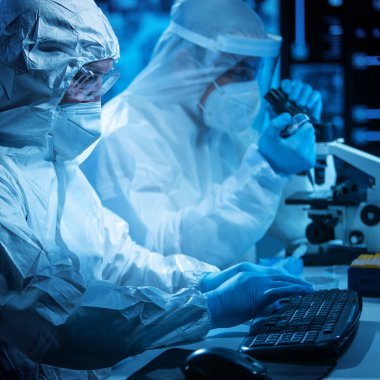 Bilim adamları laboratuvar ekipmanları, mikroskop ve bilgisayar teknolojisi kullanarak modern bir bilim laboratuvarında çalışıyorlar. Yeni aşıların icadı. Bilim ve Sağlık kavramı.