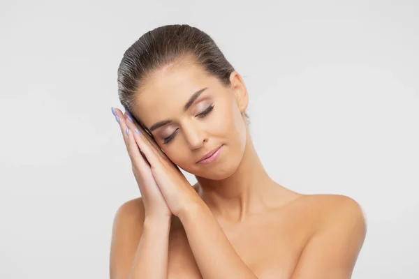 Retrato de belleza de mujer joven, atractiva y saludable. Hermosa chica morena sobre fondo blanco. Rostro femenino natural. —  Fotos de Stock