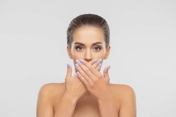 Retrato de belleza de mujer joven, atractiva y saludable. Hermosa chica morena sobre fondo blanco. Rostro femenino natural. —  Fotos de Stock