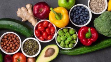 Sağlıklı yiyecekler: taze sebzeler, meyveler ve süper yiyecekler. Beslenme, diyet, vejetaryen yemekleri. Somut arkaplan