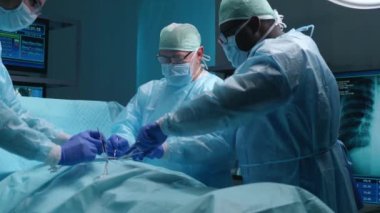 Profesyonel tıp cerrahlarından oluşan bir ekip modern bir hastanede cerrahi operasyon gerçekleştiriyor. Doktorlar hastayı kurtarmaya çalışıyor. Tıp, sağlık, kardiyoloji ve organ nakli kavramı.
