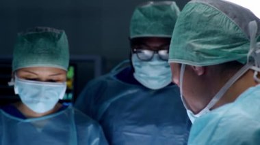 Profesyonel tıp cerrahlarından oluşan bir ekip modern bir hastanede cerrahi operasyon gerçekleştiriyor. Doktorlar hastayı kurtarmaya çalışıyor. Tıp, sağlık, kardiyoloji ve organ nakli kavramı.