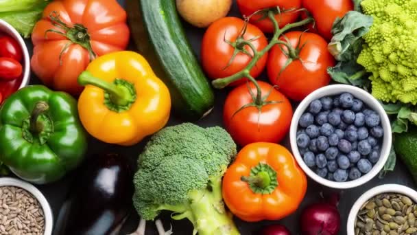 Sağlıklı yiyecekler: taze sebzeler, meyveler ve süper yiyecekler. Beslenme, diyet, vejetaryen yemekleri.. — Stok video