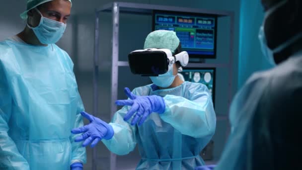 Tým profesionálních lékařů provádí chirurgickou operaci v moderní nemocnici. Doktoři pracují na záchraně pacienta. Medicína, zdraví, kardiologie a transplantační koncepce. — Stock video