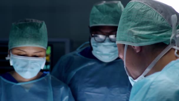 Ομάδα επαγγελματιών ιατρών χειρουργών εκτελεί τη χειρουργική επέμβαση σε ένα σύγχρονο νοσοκομείο. Οι γιατροί προσπαθούν να σώσουν τον ασθενή. Έννοια ιατρικής, υγείας, καρδιολογίας και μεταμόσχευσης. — Αρχείο Βίντεο
