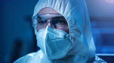 Bilim adamı mikro elektronik ve işlemcilerin araştırılması ve geliştirilmesi için modern bir bilim laboratuvarında çalışıyor. Mikroişlemci imalat işçisi bilgisayar teknolojisi ve ekipmanı kullanıyor.