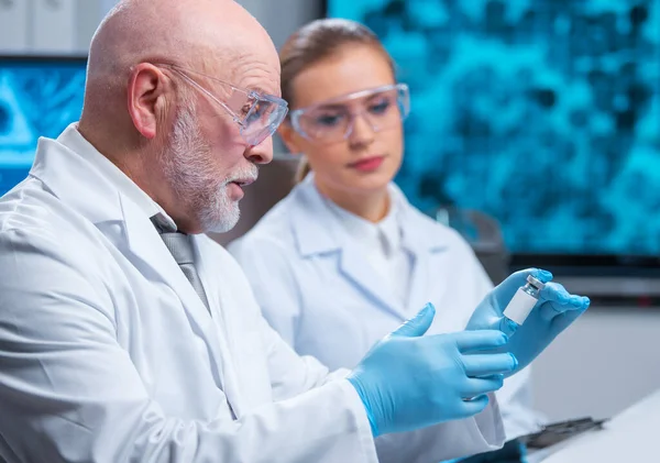 Professor e médico trabalham em um laboratório científico moderno usando equipamentos e computadorestecnologias. Grupo de cientistas fazer pesquisa e desenvolver novas vacinas. Conceito de ciência e saúde. — Fotografia de Stock