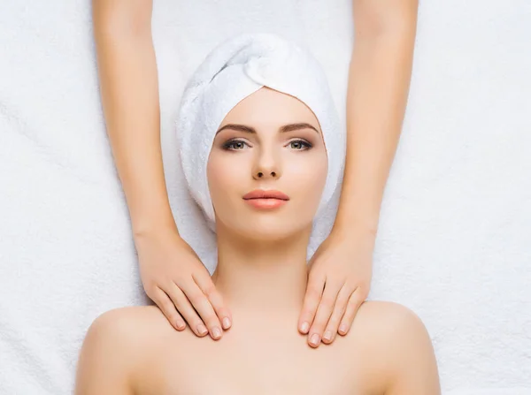 Mujer joven y saludable recibe tratamientos de masaje para la cara, la piel y el cuello en el salón de spa. Concepto de salud, bienestar y rejuvenecimiento. — Foto de Stock