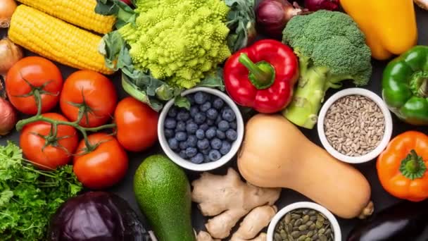 Egészséges étkezési összetevők: friss zöldségek, gyümölcsök és szuperételek. Táplálkozás, diéta, vegán ételek. — Stock videók