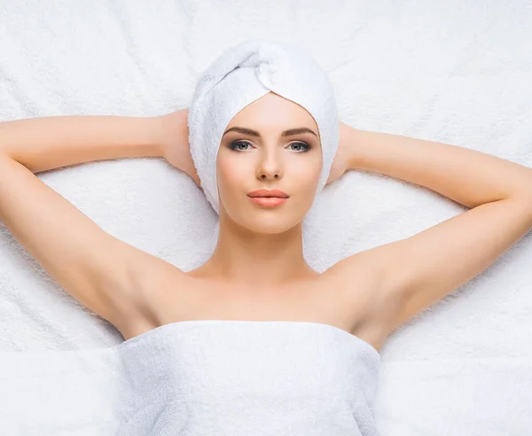 Genç ve sağlıklı bir kadın spa salonunda yüz, deri ve boyun için masaj tedavisi görüyor. Sağlık, sağlık ve gençleştirme kavramı. — Stok fotoğraf
