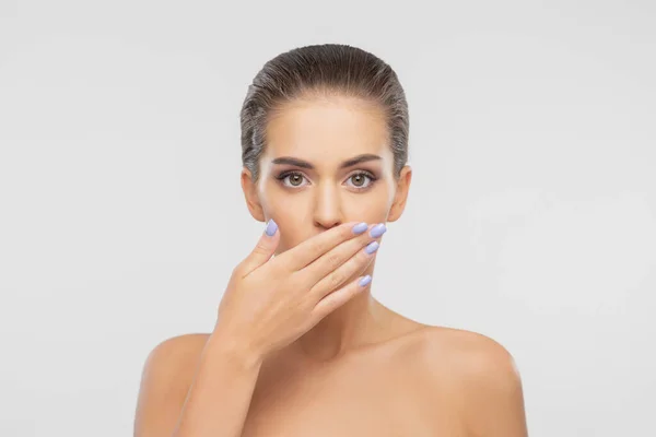 Retrato de belleza de mujer joven, atractiva y saludable. Hermosa chica morena sobre fondo blanco. Rostro femenino natural. — Foto de Stock