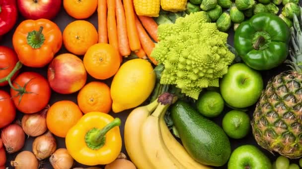 Gezonde eetingrediënten: verse groenten, fruit en superfood. Voeding, dieet, veganistisch voedsel. — Stockvideo