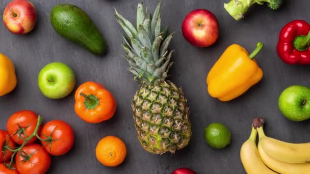 Sağlıklı yiyecekler: taze sebzeler, meyveler ve süper yiyecekler. Beslenme, diyet, vejetaryen yemekleri. Somut arkaplan — Stok video