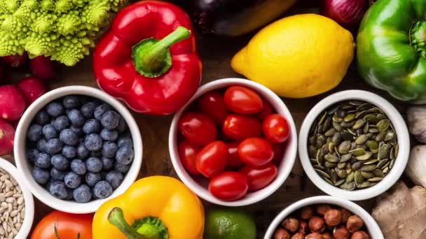 健康的な食事成分:新鮮な野菜、果物やスーパーフード。栄養、食事、ビーガンフード. — ストック動画