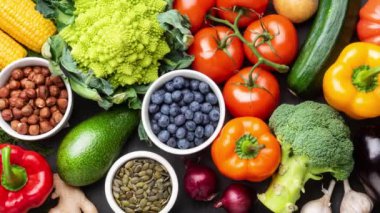 Sağlıklı yiyecekler: taze sebzeler, meyveler ve süper yiyecekler. Beslenme, diyet, vejetaryen yemekleri..