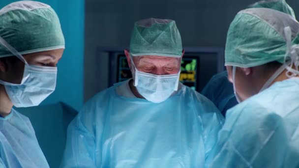 Das Team professioneller Chirurgen führt den chirurgischen Eingriff in einem modernen Krankenhaus durch. Ärzte arbeiten daran, den Patienten zu retten. Medizin, Gesundheit, Kardiologie und Transplantationskonzept. — Stockvideo