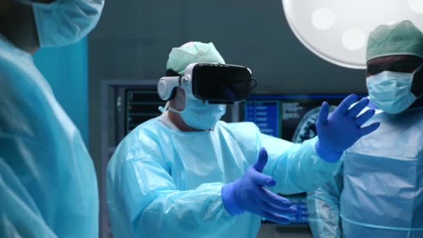Une équipe de chirurgiens médicaux professionnels effectue l'opération chirurgicale dans un hôpital moderne. Les médecins travaillent pour sauver le patient. Médecine, santé, cardiologie et transplantation concept. — Video