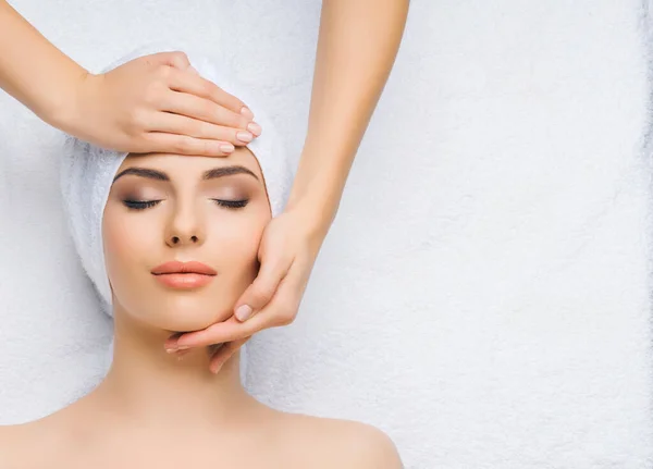 Mujer joven y saludable recibe tratamientos de masaje para la cara, la piel y el cuello en el salón de spa. Concepto de salud, bienestar y rejuvenecimiento. —  Fotos de Stock