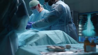 Profesyonel tıp cerrahlarından oluşan bir ekip modern bir hastanede cerrahi operasyon gerçekleştiriyor. Doktorlar hastayı kurtarmaya çalışıyor. Tıp, sağlık, kardiyoloji ve organ nakli kavramı.