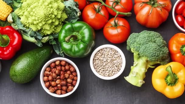 Υγιή διατροφικά συστατικά: φρέσκα λαχανικά, φρούτα και superfood. Διατροφή, δίαιτα, χορτοφαγικό φαγητό. Σκυρόδεμα — Αρχείο Βίντεο