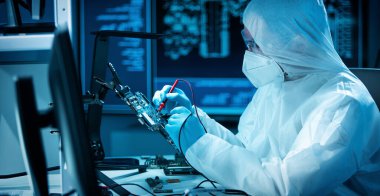 Bilim adamı mikro elektronik ve işlemcilerin araştırılması ve geliştirilmesi için modern bir bilim laboratuvarında çalışıyor. Mikroişlemci imalat işçisi bilgisayar teknolojisi ve ekipmanı kullanıyor.