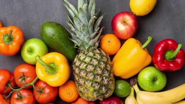 Gezonde eetingrediënten: verse groenten, fruit en superfood. Voeding, dieet, veganistisch eten. Betonnen achtergrond — Stockvideo