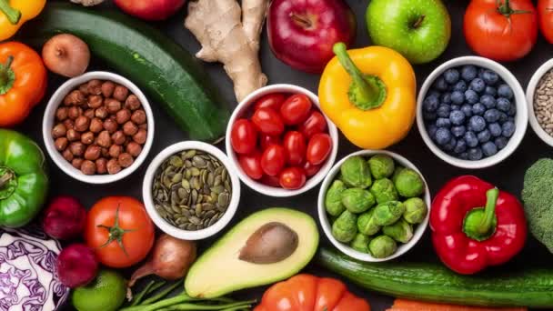 Ingredientes alimenticios saludables: verduras frescas, frutas y superalimentos. Nutrición, dieta, comida vegana. Fondo de hormigón — Vídeo de stock