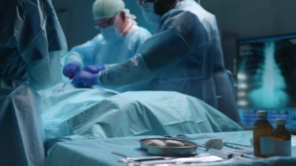 Il team di medici chirurghi professionisti esegue l'operazione chirurgica in un moderno ospedale. I medici stanno lavorando per salvare il paziente. Medicina, salute, cardiologia e trapianto. — Video Stock