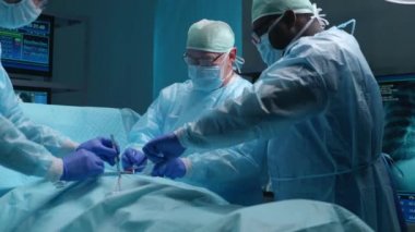 Profesyonel tıp cerrahlarından oluşan bir ekip modern bir hastanede cerrahi operasyon gerçekleştiriyor. Doktorlar hastayı kurtarmaya çalışıyor. Tıp, sağlık, kardiyoloji ve organ nakli kavramı.