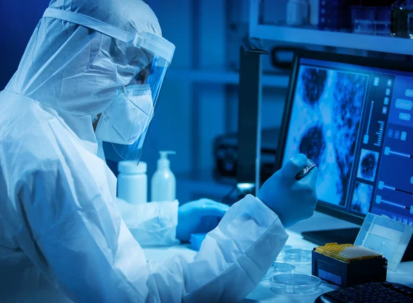 Científico trabaja en un laboratorio científico moderno utilizando equipos de laboratorio, microscopio y tecnología informática. Invención de nuevas vacunas. Concepto de Ciencia y Salud. —  Fotos de Stock