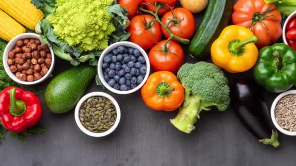 Υγιή διατροφικά συστατικά: φρέσκα λαχανικά, φρούτα και superfood. Διατροφή, δίαιτα, χορτοφαγικό φαγητό. Σκυρόδεμα — Αρχείο Βίντεο