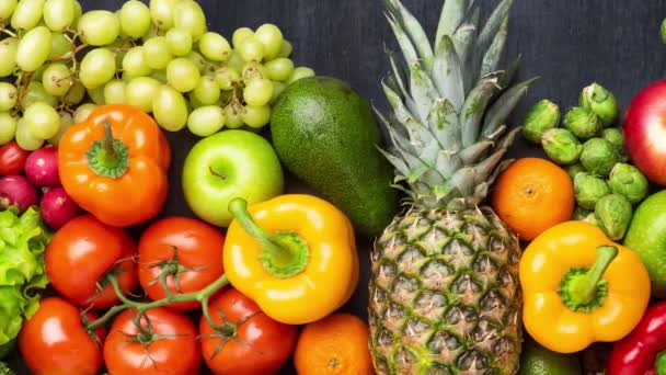 Gezonde eetingrediënten: verse groenten, fruit en superfood. Voeding, dieet, veganistisch voedsel. — Stockvideo
