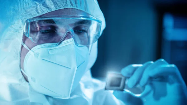 The scientist works in a modern scientific laboratory for the research and development of microelectronics and processors. Microprocessor manufacturing worker uses computer technology and equipment. — Stock Photo, Image