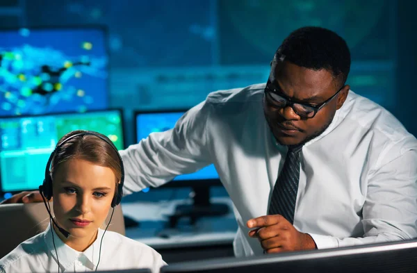 Uçak kontrol subayı kontrol kulesinden gelen uçakları izliyor. Hava hizmetleri ofisi navigasyon sistemleri, radarlar ve bilgisayar istasyonlarıyla donatılmıştır. Havacılık kavramı.