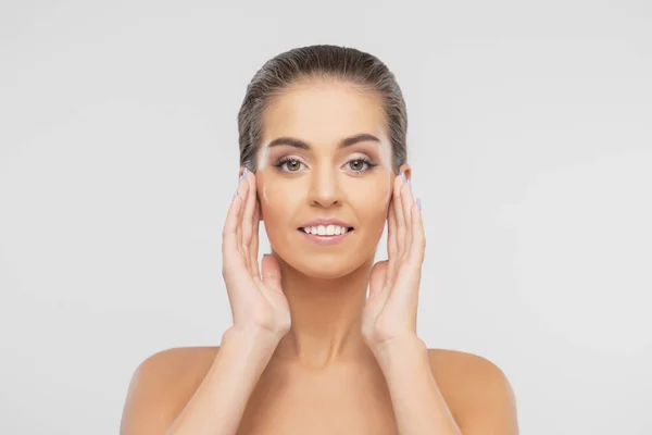 Retrato de beleza de mulher jovem, atraente e saudável. Menina morena bonita sobre fundo branco. Rosto feminino natural. — Fotografia de Stock