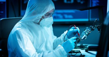 Bilim adamı mikro elektronik ve işlemcilerin araştırılması ve geliştirilmesi için modern bir bilim laboratuvarında çalışıyor. Mikroişlemci imalat işçisi bilgisayar teknolojisi ve ekipmanı kullanıyor.