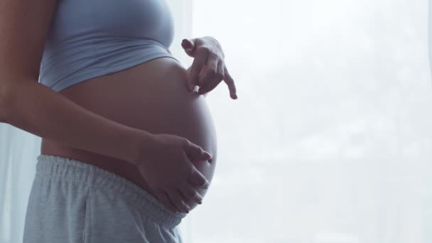 Jonge zwangere vrouw rust thuis en verwacht een baby. Het concept zwangerschap, moederschap, gezondheid en levensstijl. — Stockvideo