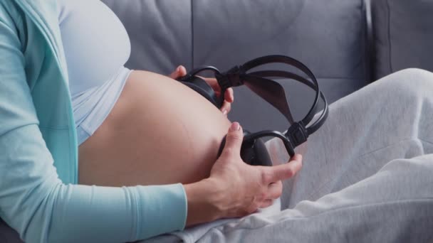 임신 한 젊은 여자 가집에서 쉬면서 아기를 낳는다. 임신, 어머니가 되는 것, 건강 과 생활 방식의 개념. — 비디오