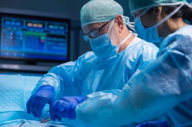 Profesyonel tıp cerrahlarından oluşan çok ırklı bir ekip modern bir hastanede cerrahi operasyon gerçekleştiriyor. Doktorlar hastayı kurtarmaya çalışıyor. İlaç, sağlık, kardiyoloji ve organ nakli.