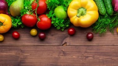 Sağlıklı yiyecekler: taze sebzeler, meyveler ve süper yiyecekler. Beslenme, diyet, vejetaryen yemekleri. Ahşap arkaplan