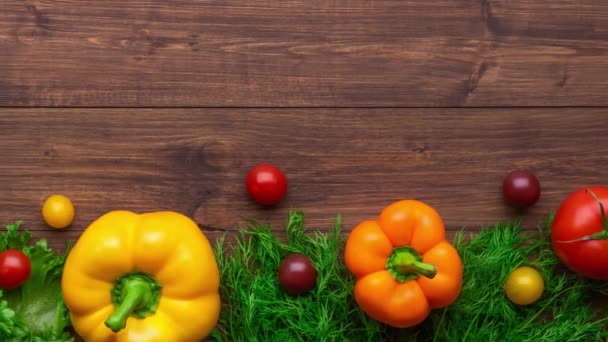 Ingredientes alimenticios saludables: verduras frescas, frutas y superalimentos. Nutrición, dieta, comida vegana. Fondo de madera — Vídeos de Stock