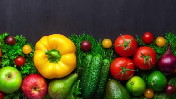 Zdrowe składniki odżywcze: świeże warzywa, owoce i superjedzenie. Odżywianie, dieta, wegańskie jedzenie. Czarne tło — Wideo stockowe
